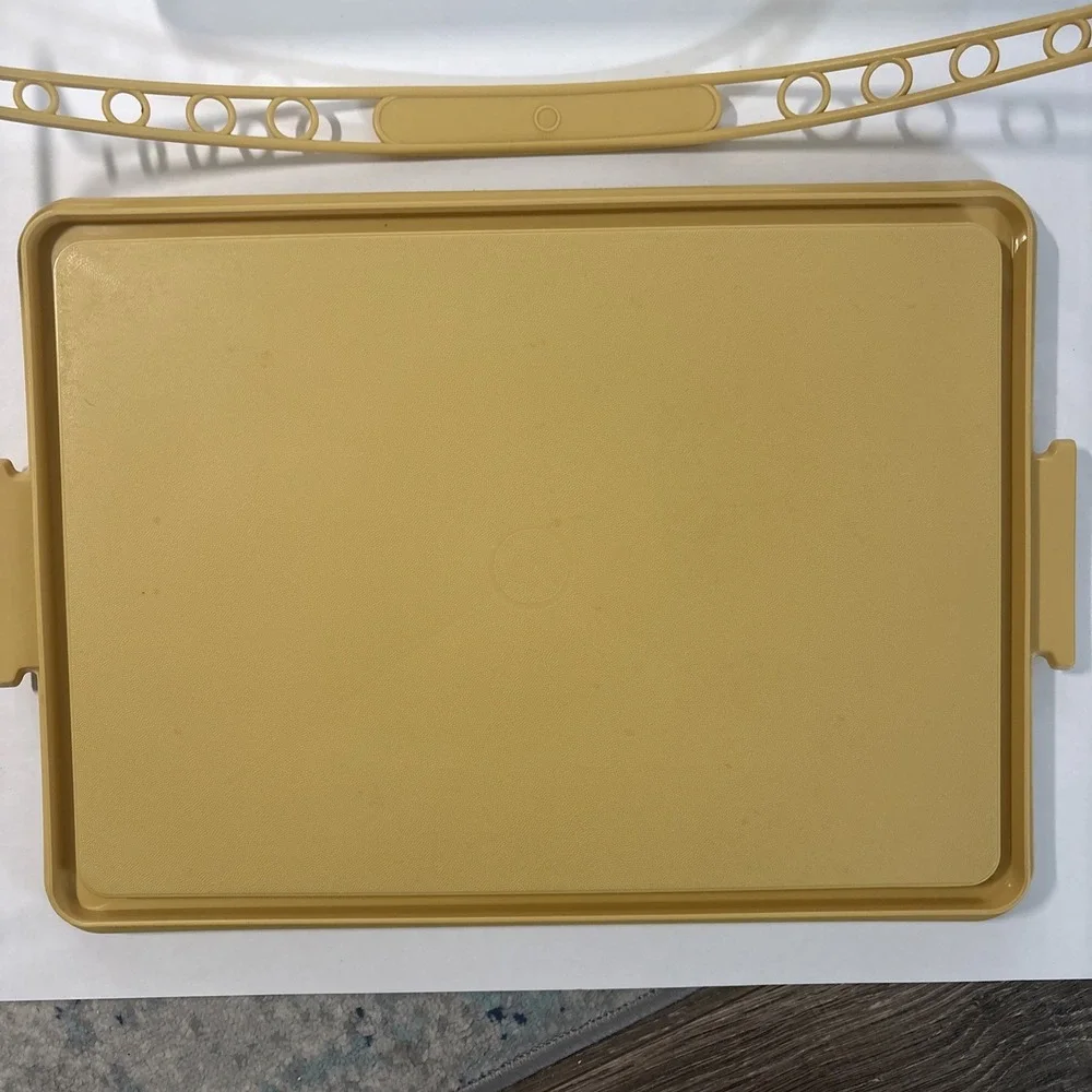 Tupperware Rectangular Cake Taker W/Handle Gold 15
